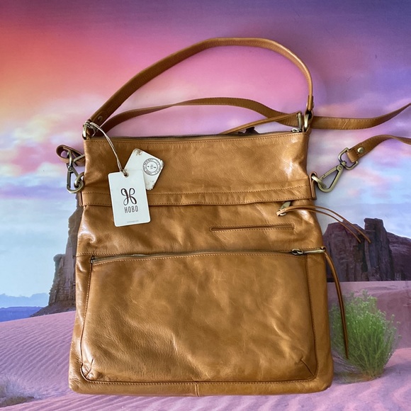 HOBO Handbags - 🤎💛NWT HOBO Leather Shoulder/Crossbody bag.